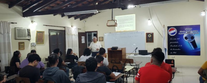 Los alumnos siguen las explicaciones del profesor Farina